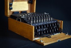 H μηχανή Enigma. Η αποκρυπτογράφηση της, με τη βοήθεια των μαθηματικών, έδωσε τακτικό πλεονέκτημα στους Συμμάχους σε αμέτρητες αναμετρήσεις με τους Ναζί στον Β' Παγκόσμιο πόλεμο, σώζοντας τις ζωές χιλιάδων ανθρώπων.