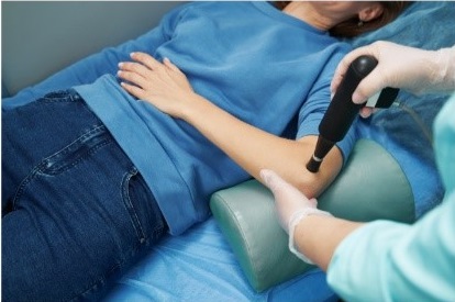 Στη σύγχρονη φυσικοθεραπεία χρησιμοποιούνται τεχνολογίες όπως το shockwave, το TECAR και οι υπέρηχοι, οι οποίες βοηθούν τους ιστούς του σώματος να αποκαθίστανται πιο γρήγορα, μειώνουν το πρήξιμο και κάνουν την κίνηση πιο άνετη. Όταν αυτές οι τεχνολογίες συνδυάζονται με ασκήσεις που προσαρμόζονται στις ανάγκες κάθε ατόμου, η αποκατάσταση γίνεται πιο αποτελεσματική — για όλους, από παιδιά και εφήβους μέχρι ενήλικες που θέλουν να επιστρέψουν χωρίς πόνο στις δραστηριότητές τους.