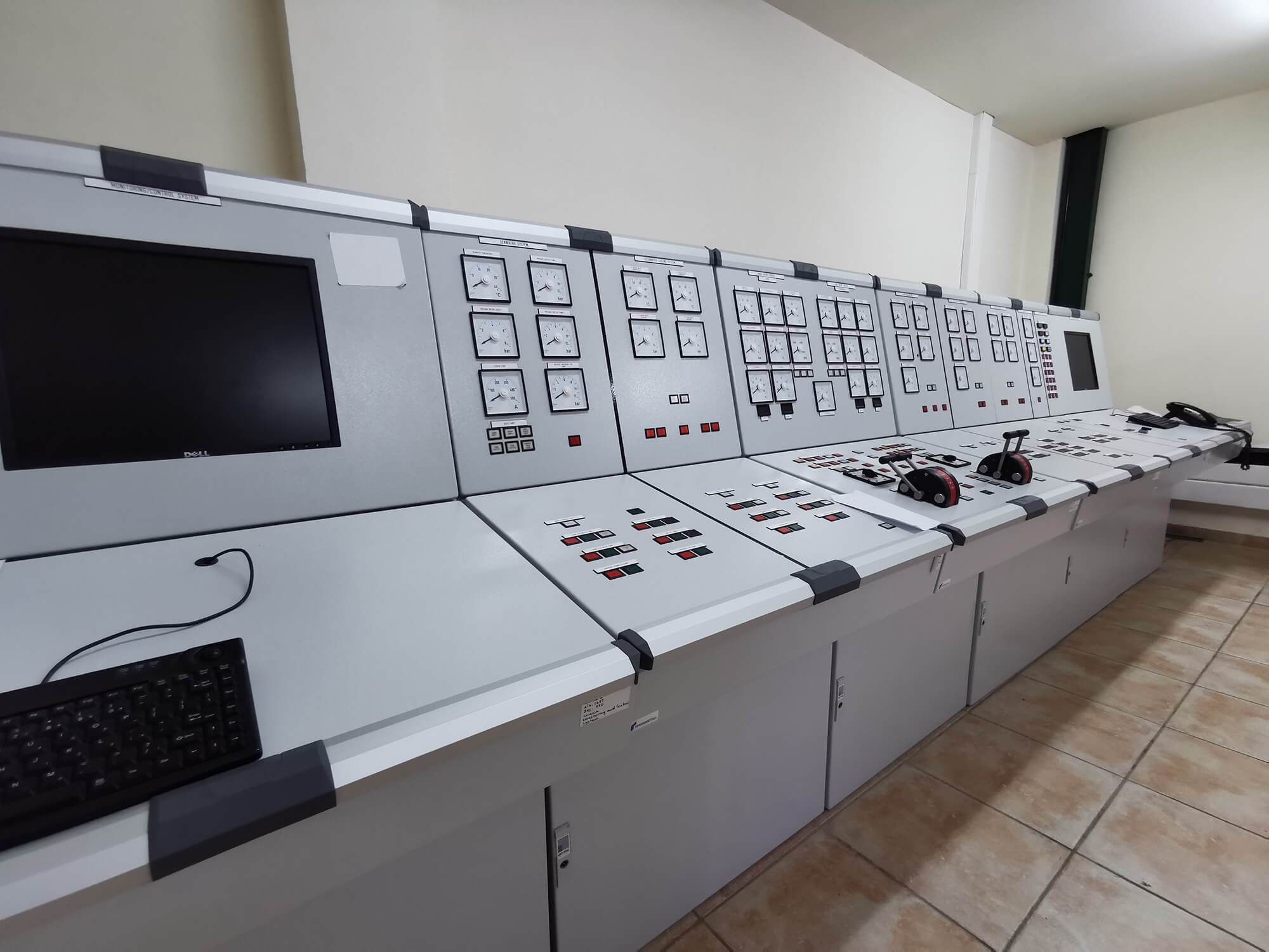 ΑΕΝ Χίου: Εργαστήριο προσομοίωσης μηχανοστασίου όπου οι σπουδαστές εκπαιδεύονται σε πραγματικές συνθήκες λειτουργίας πλοίου.